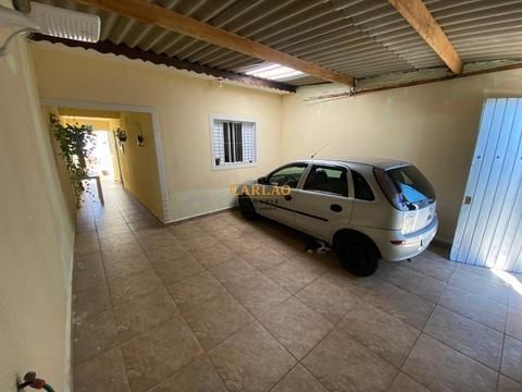 Casa com 2 dormitórios no Jd. Leonor