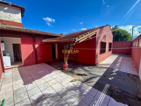 🏡 Casa à Venda em Mongaguá – Lote Inteiro a Apenas 100 Metros do Mar! 🌊