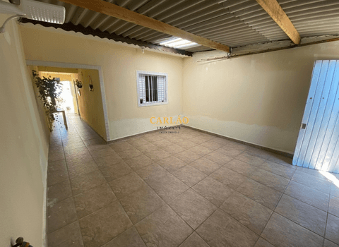 Casa com 2 dormitórios no Jd. Leonor